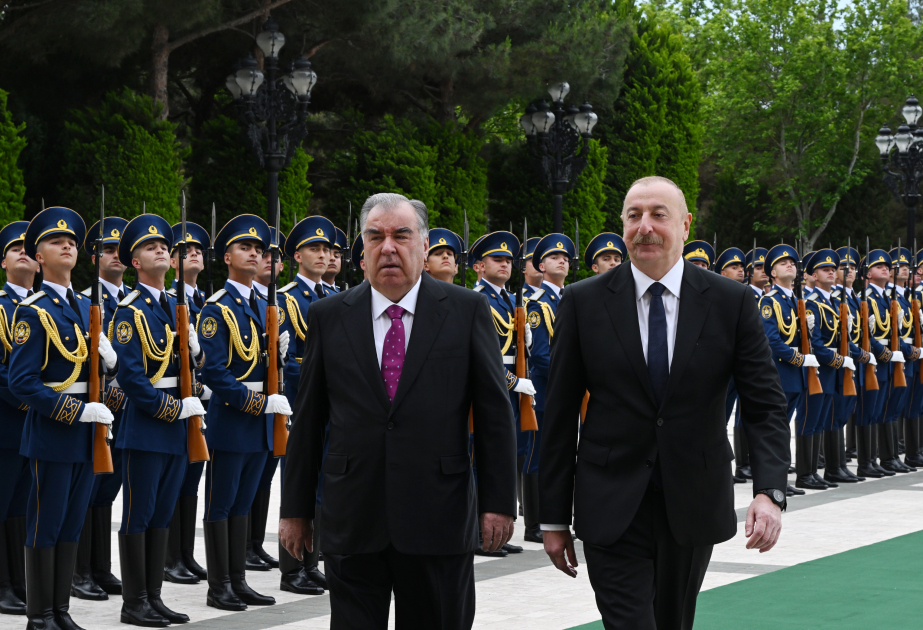 Se ha celebrado la ceremonia oficial de bienvenida al Presidente de Tayikistán