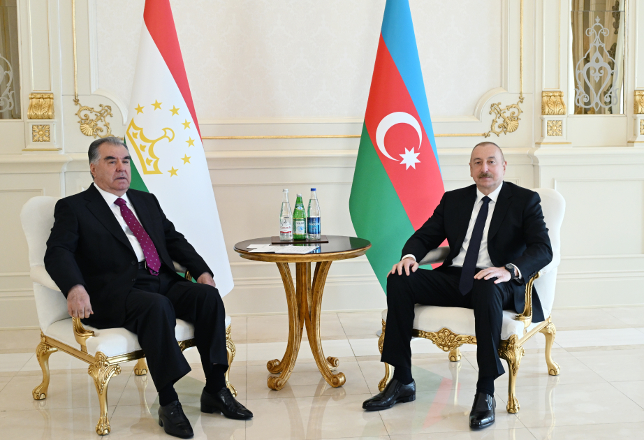 Präsident Ilham Aliyev und Präsident Emomali Rahmon treffen sich zu Vier-Augen-Gespräch in Baku VIDEO