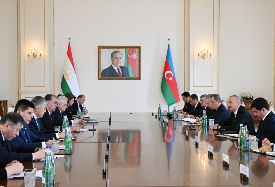 Los Presidentes de Azerbaiyán y Tayikistán celebran una reunión ampliada