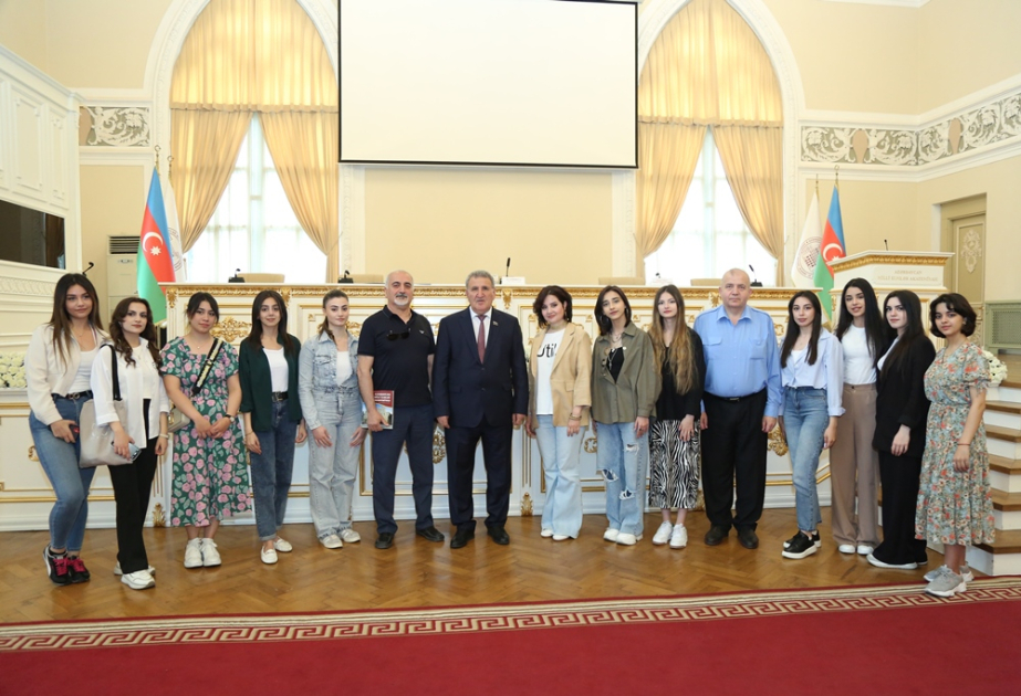 Akademik İsa Həbibbəyli Azərbaycan Dövlət Rəssamlıq Akademiyasının tələbələri ilə görüşüb