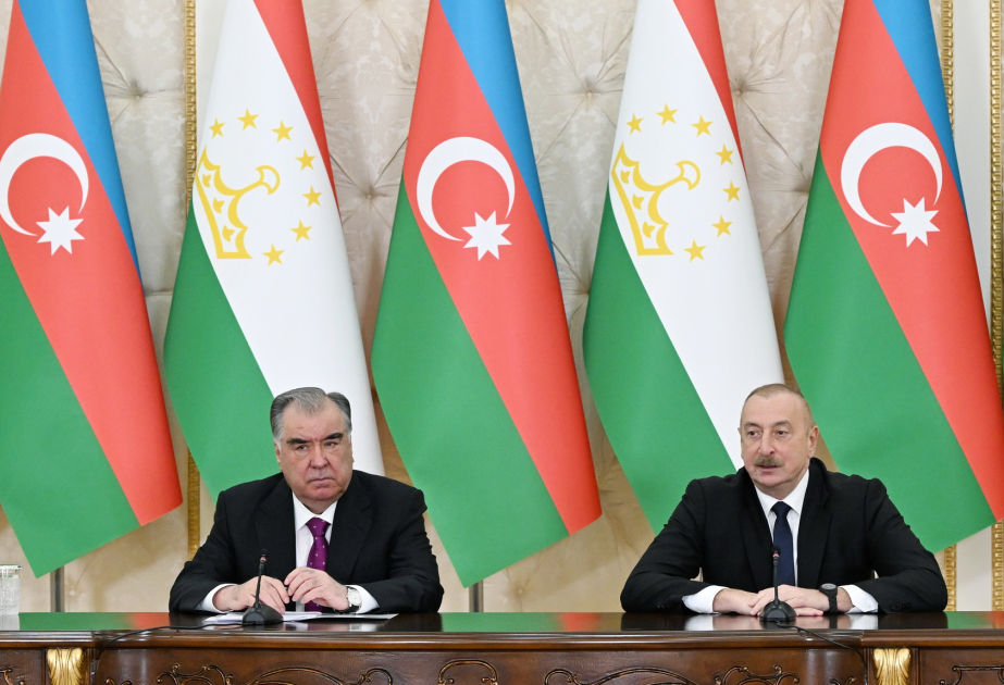 Präsident Ilham Aliyev und Präsident Emomali Rahmon geben Presseerklärungen ab VIDEO