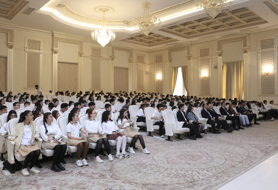 Sumqayıt məktəbliləri AzMİU haqqında məlumatlandırılıb