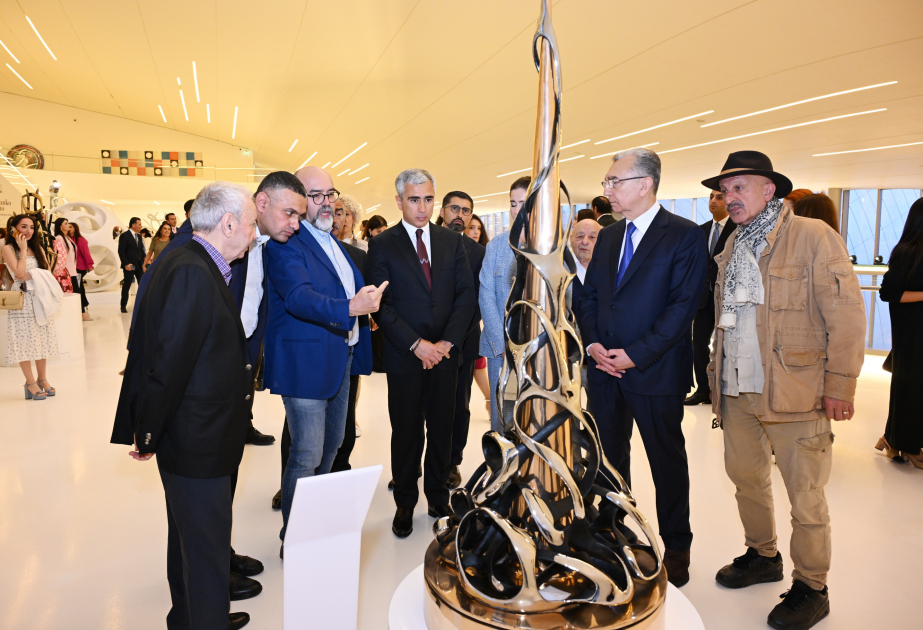 Heydər Əliyev Mərkəzində “Görünməyənin cizgiləri” sərgisi açılıb