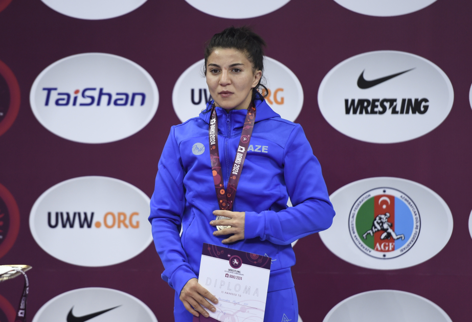 La luchadora azerbaiyana se cuelga la medalla de plata en el Campeonato de Europa Sub23 de Bakú