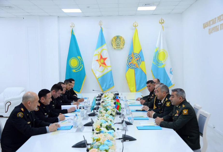 Una delegación del Ministerio de Defensa de Azerbaiyán realiza una visita a Kazajistán