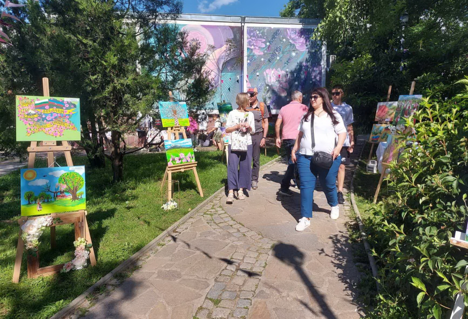 “Azərbaycan uşaqlarının əsərlərində bolqar qızılgülü” sərgisi Karlovo Qızılgül Festivalında təqdim edilib
