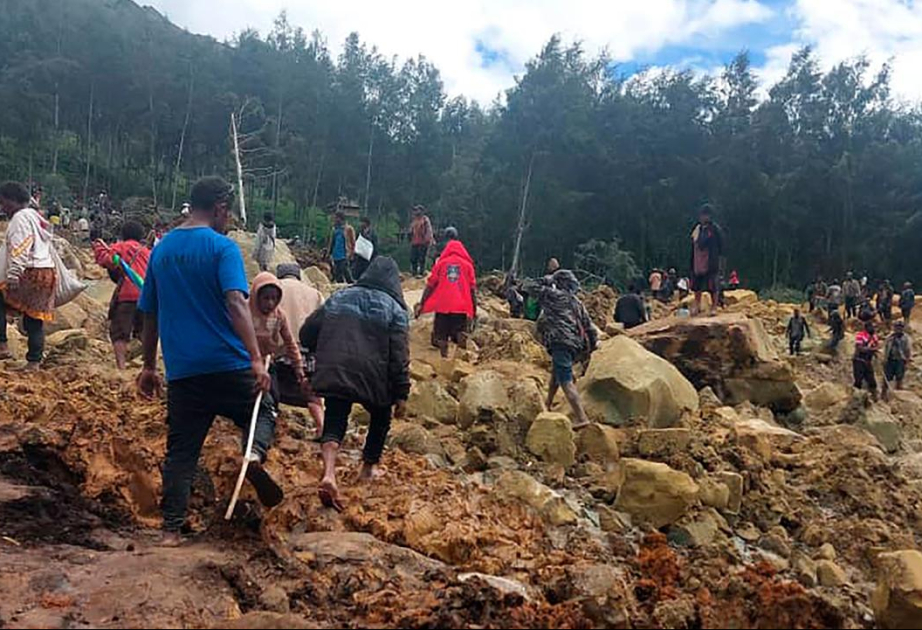Behörden: Mehr als 2.000 Menschen durch Erdrutsch verschüttet