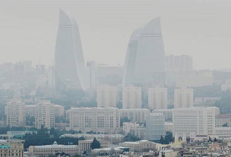 В Баку сохраняется пыльный туман