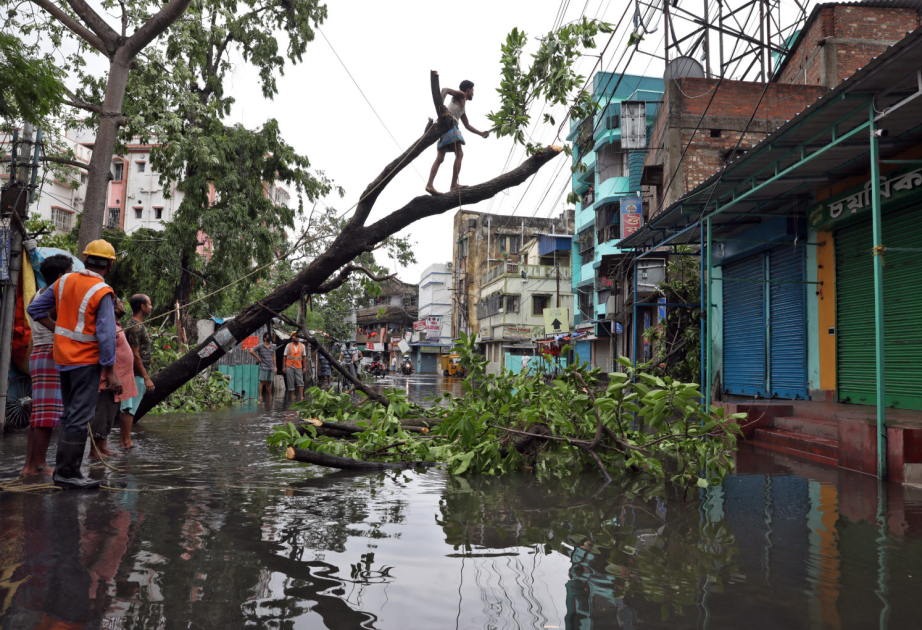 Миллионы людей остались без электричества из-за циклона «Ремал», обрушившегося на Бангладеш и Индию
