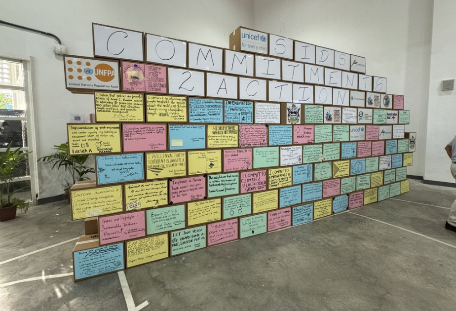 À Antigua, la jeunesse construit un « mur d’engagements » pour se mobiliser contre la crise climatique