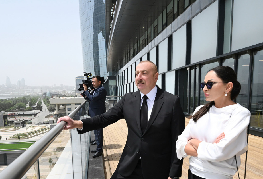 Präsident Ilham Aliyev und First Lady Mehriban Aliyeva nehmen an Präsentation des Projekts “Crescent Bay“ teil und weihen Einkaufszentrum "Crescent Mall“ ein  AKTUALISIERT VIDEO