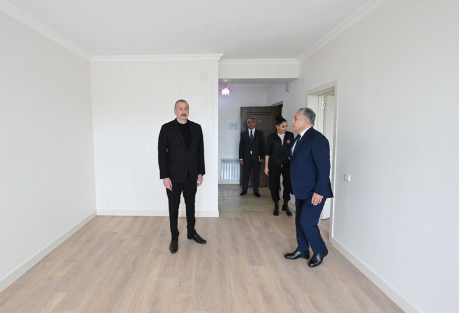 Le président Ilham Aliyev et la première dame Mehriban Aliyeva inspectent quinze immeubles réparés et rénovés à Khodjaly MIS A JOUR VIDEO