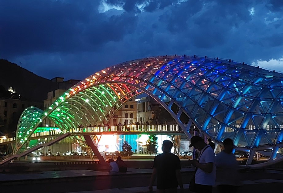Tbilisi şəhərindəki teleqüllə və “Sülh körpüsü” Azərbaycan bayrağının rəngləri ilə işıqlandırılıb