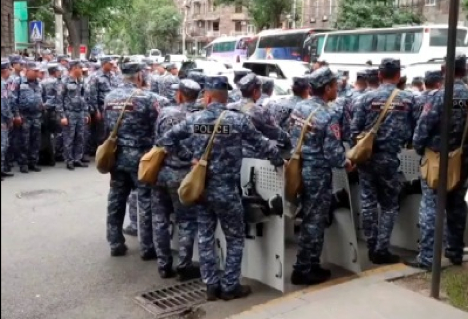 Ermənistan polisi hökumət binasının qarşısına böyük qüvvə yığıb