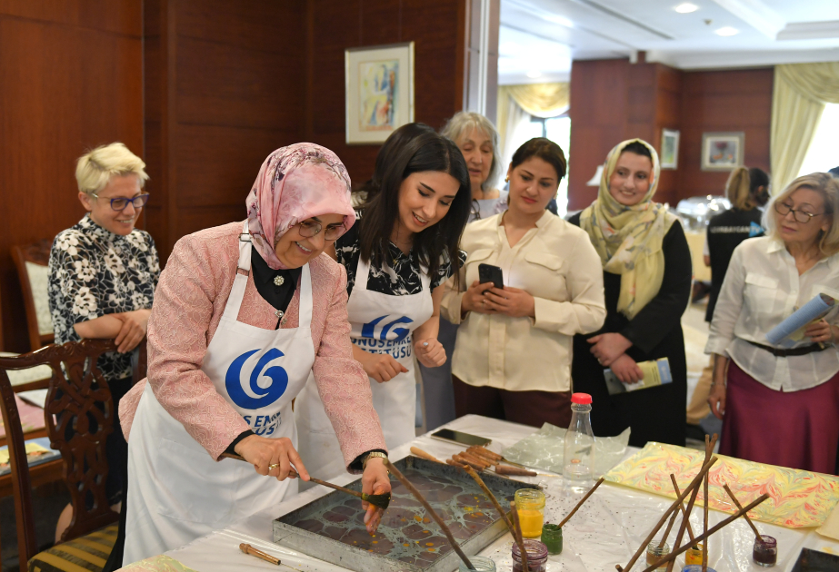 Bakıda səfirlərin xanımları Ebru sənəti ilə tanış olublar