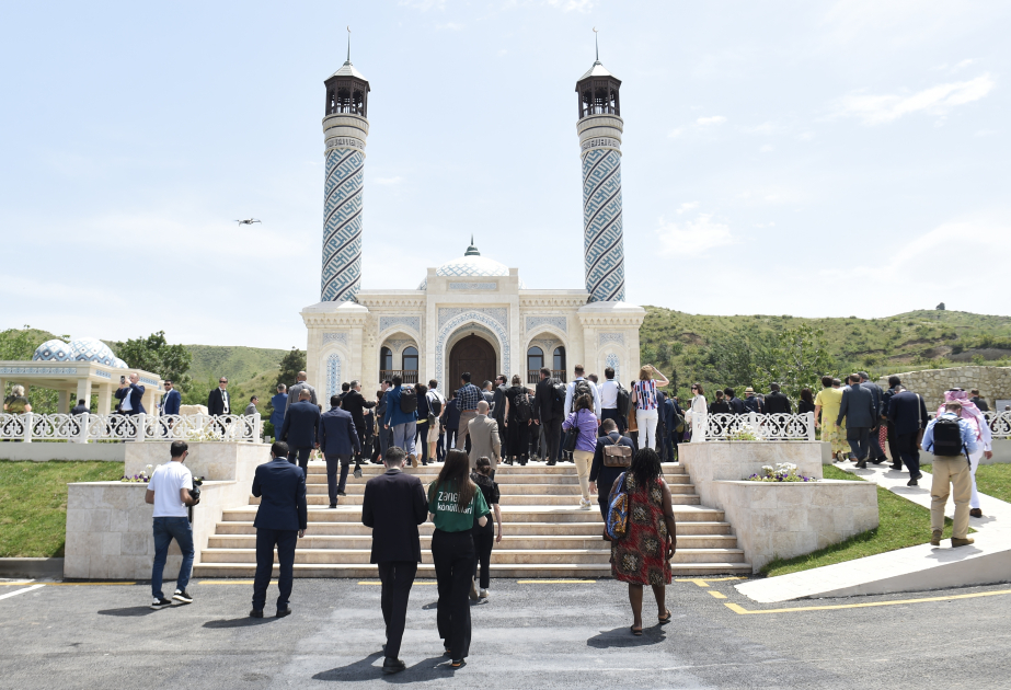 مشاركو المؤتمر الدولي لإزالة الألغام للأغراض الإنسانية يزورون مسجد زنكيلان