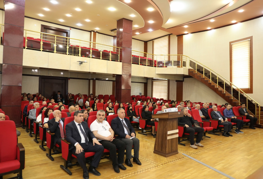 Profesor del Centro Internacional de Física de Donostia impartió un seminario científico en la Universidad Estatal de Bakú