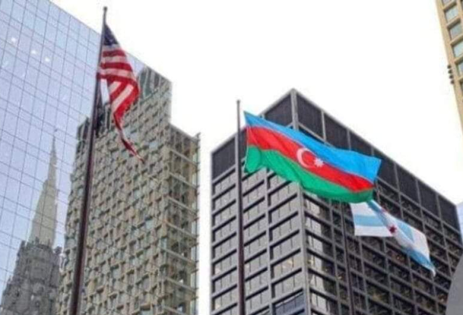 Азербайджанский флаг поднят в центре Чикаго
