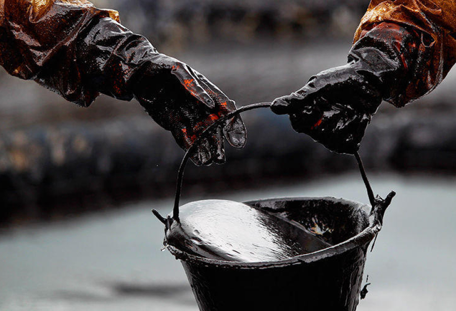 На мировых рынках цены на нефть снизились