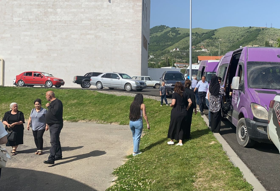 Grand retour : les 20 familles parties pour Latchine sont arrivées VIDEO