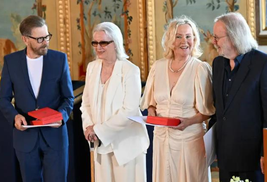 Les membres du groupe ABBA décorés par le roi de Suède