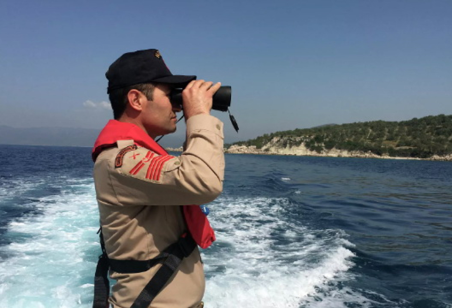 İstanbul sahillərində qayıq estakada ilə toqquşaraq batıb, 10 nəfər xilas edilib