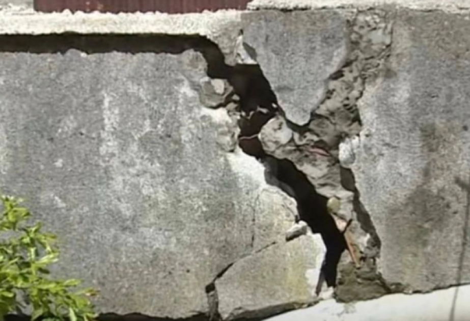 Gürcüstanda baş verən zəlzələ nəticəsində bəzi evlərdə və binalarda çatlar əmələ gəlib
