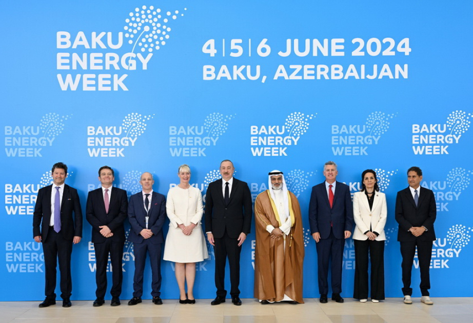 Baku Energie-Woche: Präsident Ilham Aliyev hält Rede bei Eröffnung internationaler Ausstellungen "Caspian Oil & Gas" und “Caspian Power“ VIDEO
