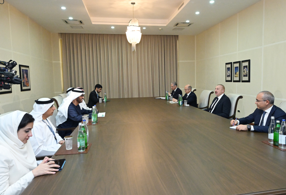 El Presidente Ilham Aliyev recibe al Ministro de Industria y Tecnología Avanzada de EAU