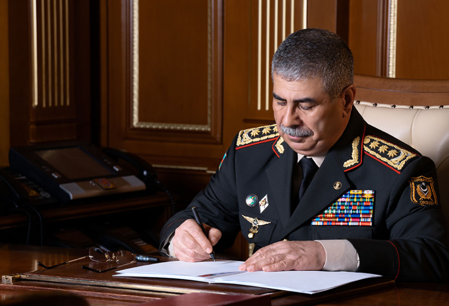 Azerbaijan’s Defense Minister expresses condolences to Turkish side