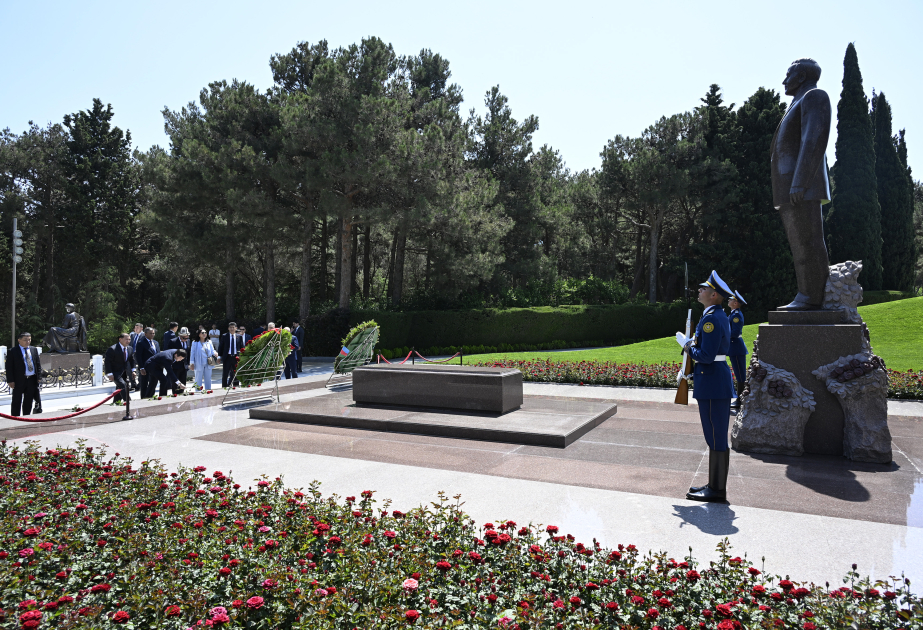 El Presidente del Parlamento de Kirguistán visitó la tumba del Líder Nacional Heydar Aliyev y el Callejón de Mártires