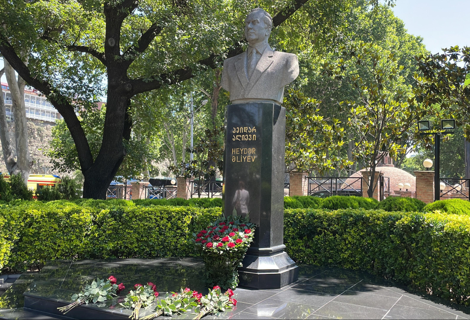 В Тбилиси посещен памятник великому лидеру Гейдару Алиеву