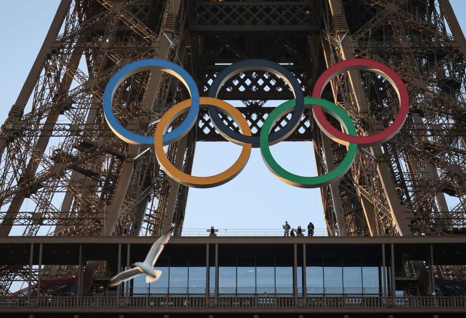 Paris: Olympische Ringe am Eiffelturm enthüllt