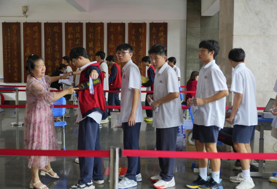 China Focus: Record 13.42 mln Chinese students take fiercely competitive college exam