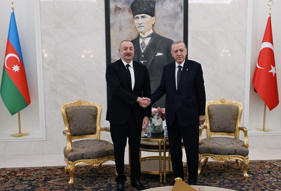 Aserbaidschanischer und türkischer Präsident treffen sich am Flughafen Ankara Esenboga VIDEO