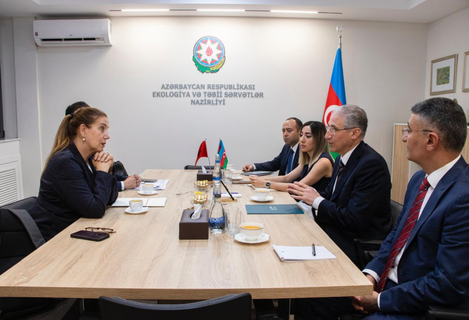 El Ministro de Ecología y Recursos Naturales de Azerbaiyán y la Ministra de Turismo y Medio Ambiente de Albania debaten los preparativos de la COP29