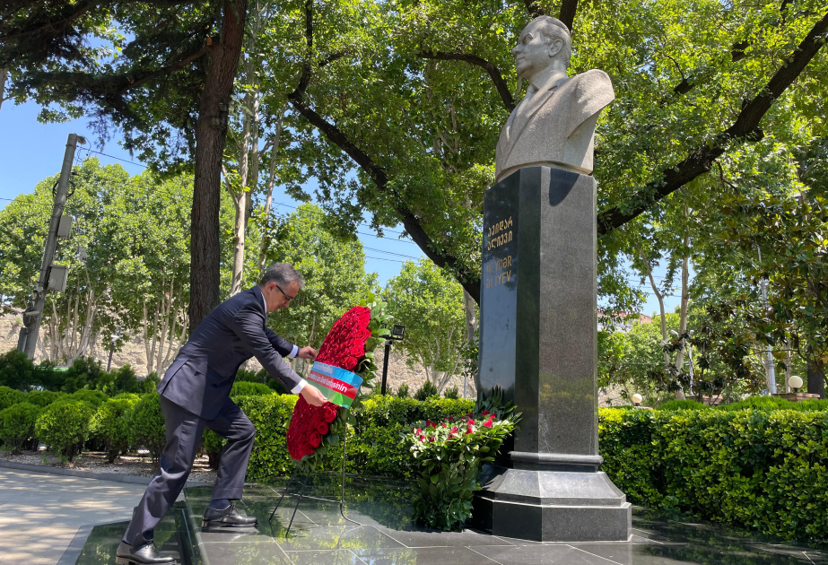 Delegation of Azerbaijan’s State Committee for Work with Religious Associations visits monument to National Leader Heydar Aliyev in Tbilisi