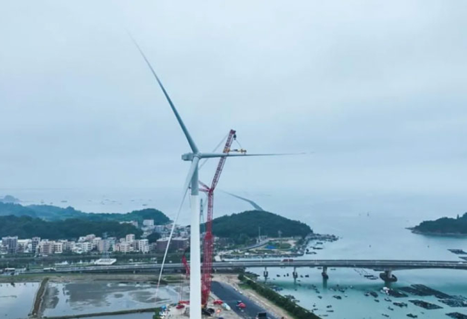 Китай завершил установку самой мощной в мире морской ветряной турбины