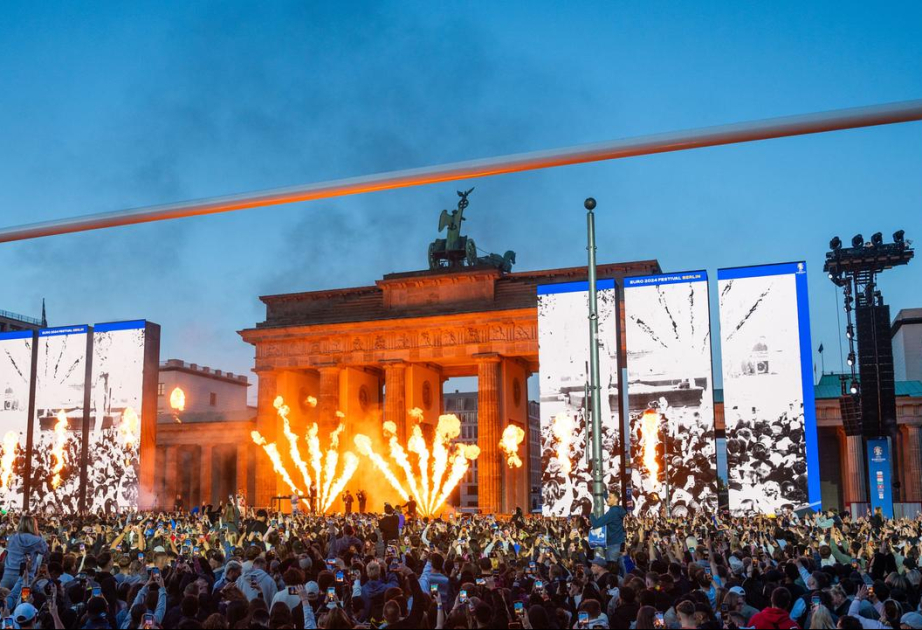 Fußball-Europameisterschaft: Zehntausende feiern bei Eröffnung von EM-Fanmeile in Berlin