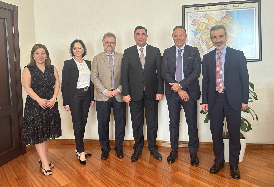 Vertreter von Maire besuchen Ölhochschule Baku