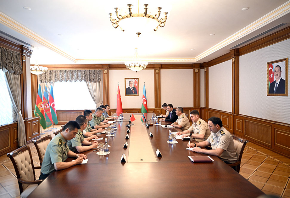 Azerbaijan’s Defense Minister meets with Chinese military delegation