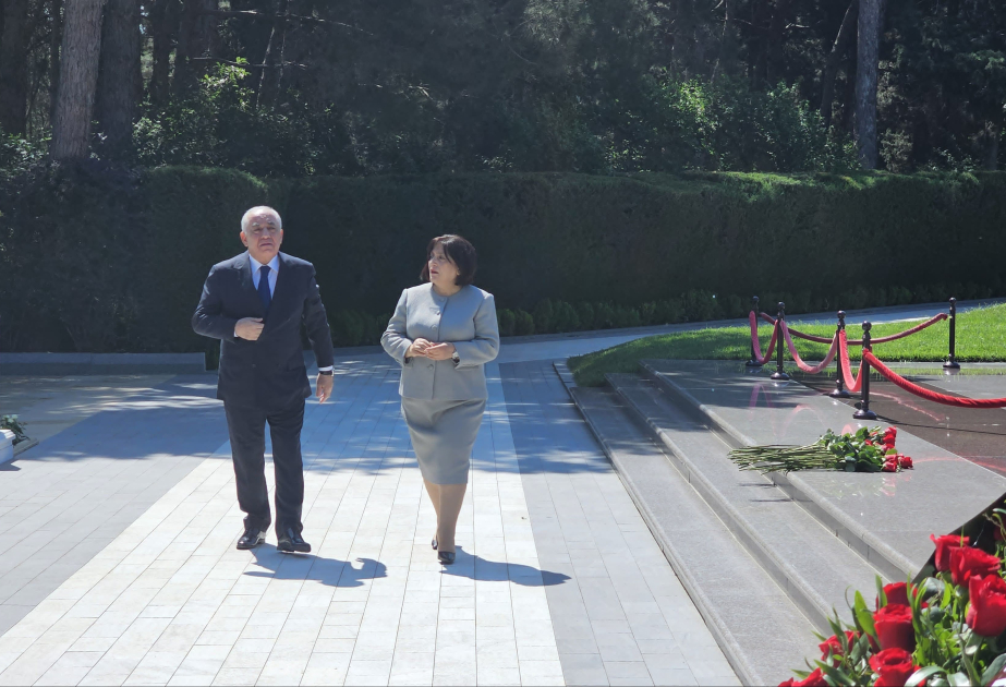 Baş nazir və Milli Məclisin sədri Ulu Öndər Heydər Əliyevin Fəxri xiyabanda məzarını ziyarət ediblər