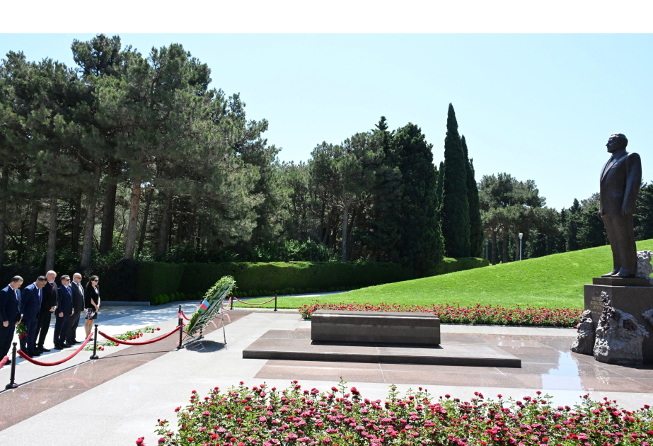 Hungarian parliamentarians pay tribute to National Leader Heydar Aliyev and Azerbaijani martyrs