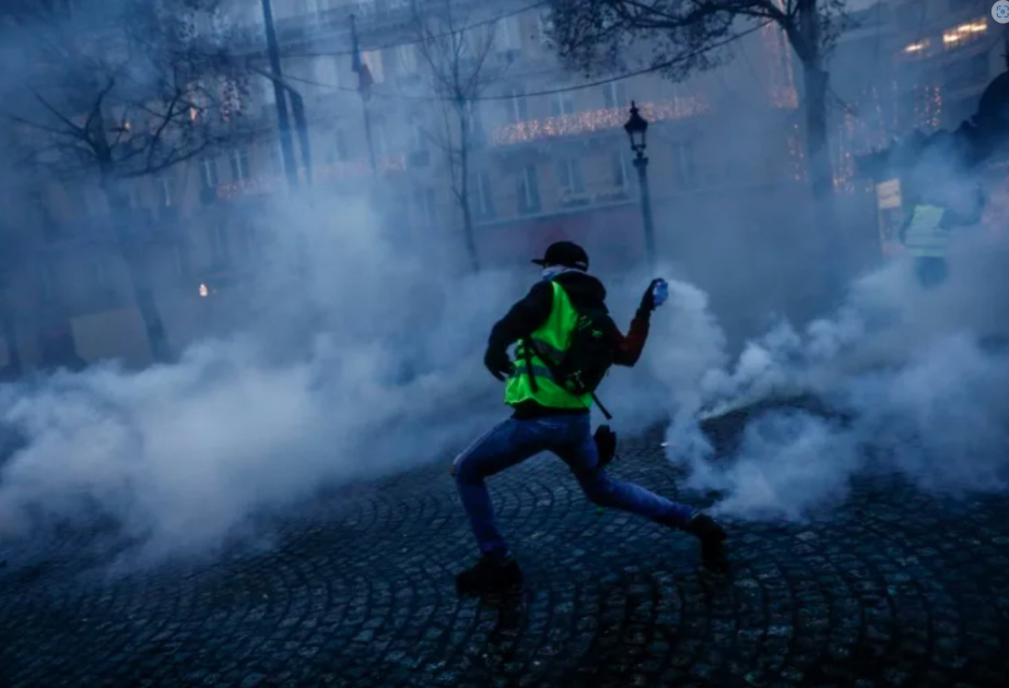 Paris Prokurorluğu aksiyaçının qolunu qoparan polisi məsuliyyətə cəlb etməyib