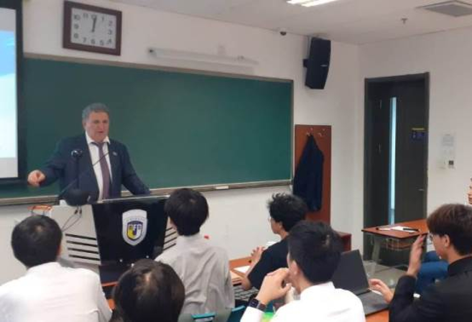 Akademik İsa Həbibbəyli çinli tələbələrə Azərbaycan ədəbiyyatı tarixindən mühazirə oxuyub