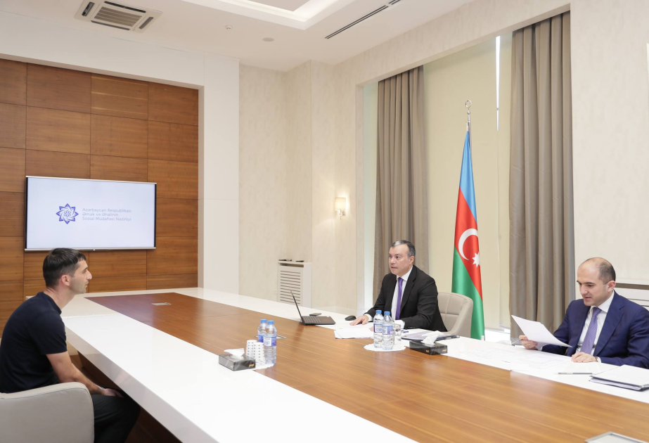 Əmək və əhalinin sosial müdafiəsi naziri Xızıda vətəndaşları qəbul edib