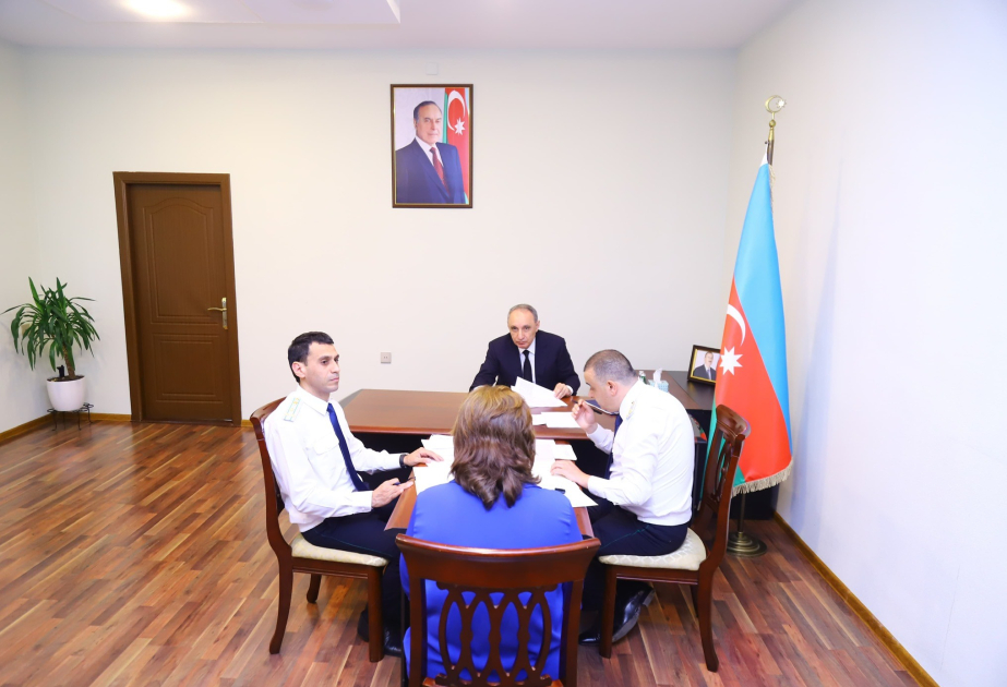 Baş prokuror Bakının Binəqədi rayonunda vətəndaşların müraciətlərini dinləyib