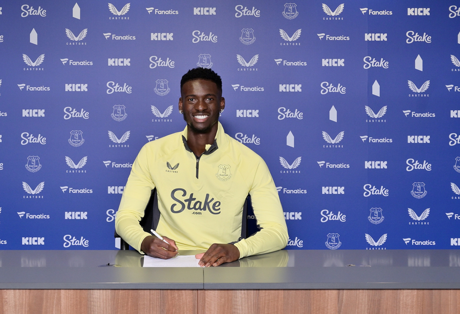 Everton sign midfielder Iroegbunam from Aston Villa
