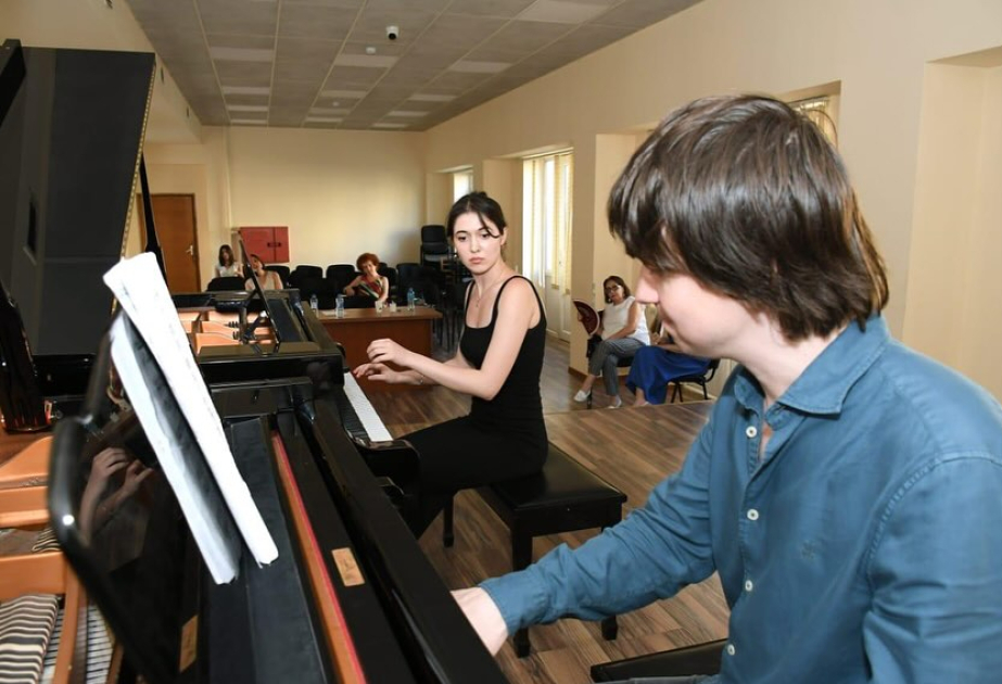 Rusiyalı pianoçu Bakı Musiqi Akademiyasında ustad dərsi keçib