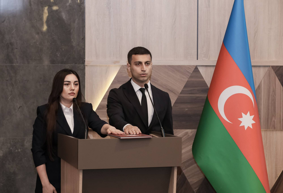 Dövlət qulluğuna yeni qəbul edilən əməkdaşlar and içiblər